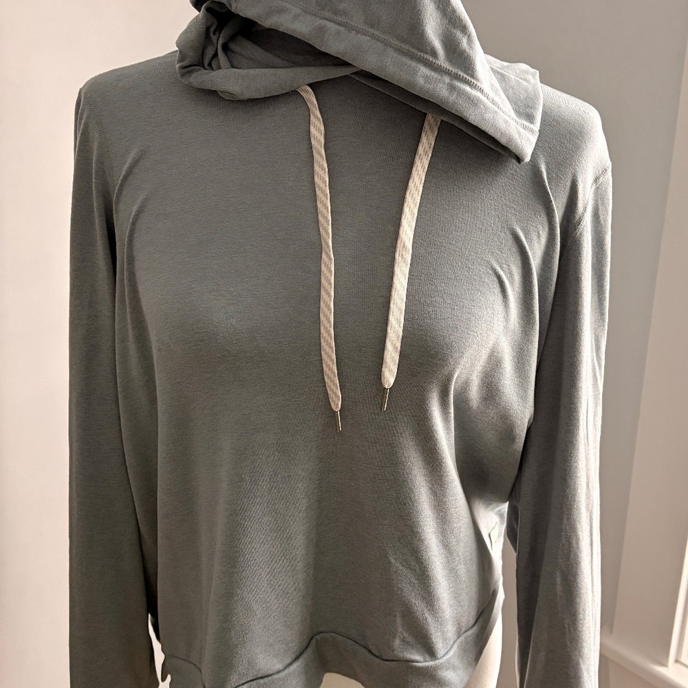 Vuroi Hoodie- like new!